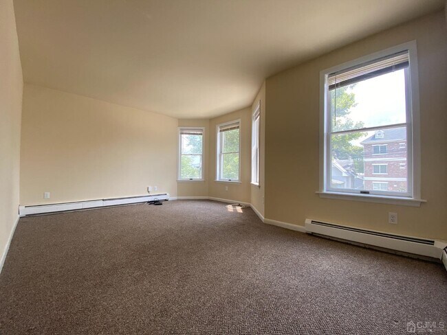 Building Photo - 360 Main St