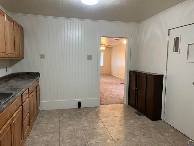 Foto del edificio - **Available Immediately** 4 bedroom / 1 bath home located near Washburn University