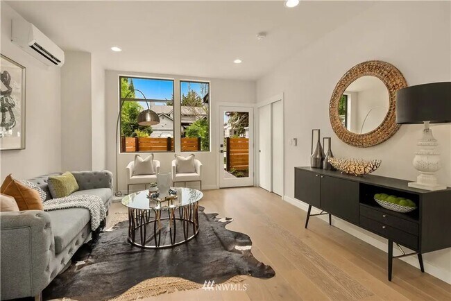 Building Photo - Ballard - Newer 3 Bedroom / 2.5 Bath Townh...