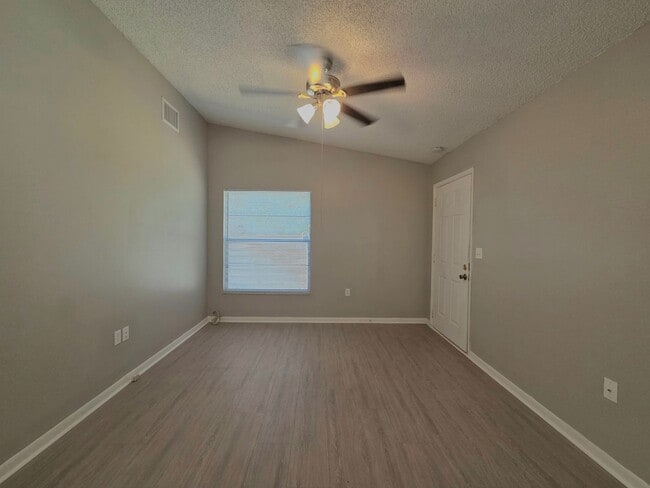 Foto del edificio - Beautiful 2 Bedroom, 2 Bathroom Apartment ...