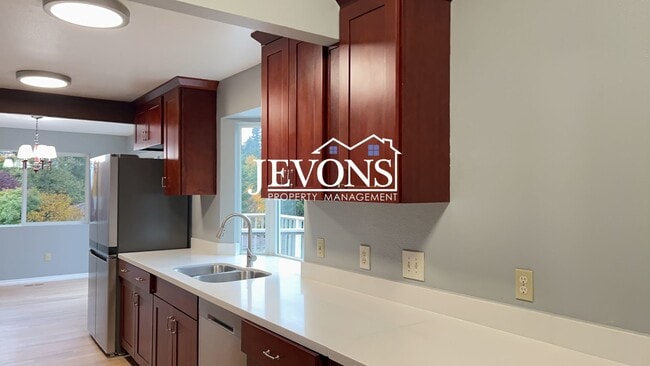 Building Photo - Amazing home featuring two equipped kitche...