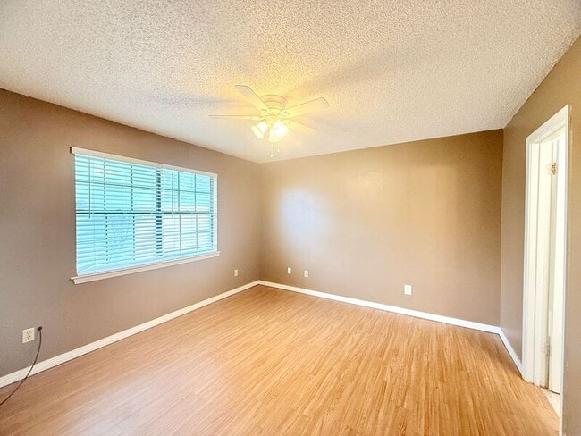 Building Photo - 6101 Lake Joanne Dr