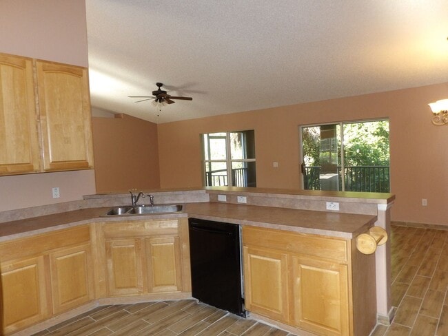 Foto del edificio - Spacious 4 Bedroom 2236 Sq Ft Call Carole Arcaro 386-216-4900 Deltona L Realty