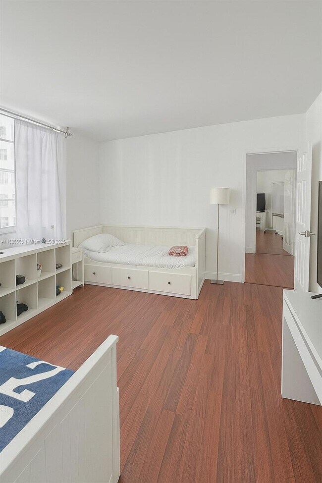 Building Photo - 905 Brickell Bay Dr