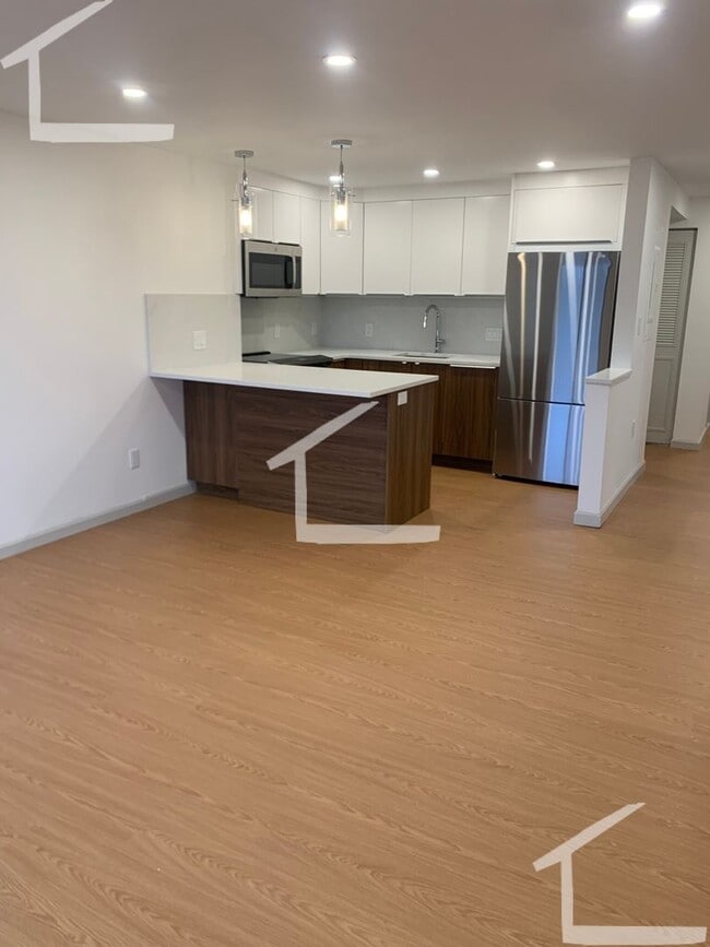 Building Photo - Great 3 bedroom right on the Green Line!