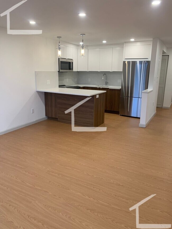 Foto del edificio - Great 3 bedroom right on the Green Line!