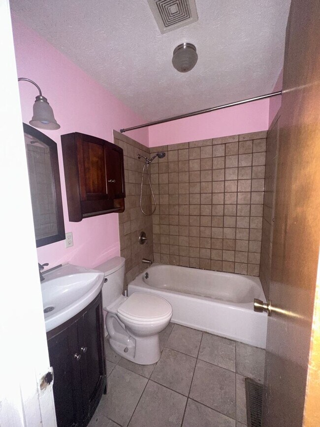 Foto del edificio - 3 Bed 1.5 Bath Brick Home For Rent