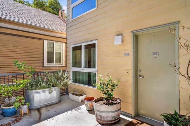 Building Photo - Gorgeous Condo in the Mosswood Neighborhoo...