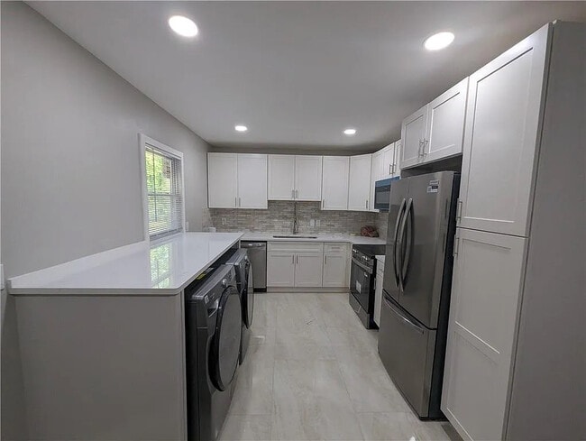 Foto del edificio - Room in House on Sheppard Dr