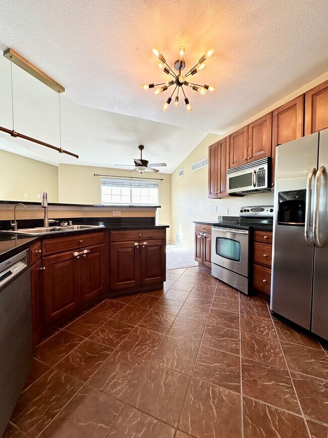 Building Photo - 2 Bedroom 2 Bathroom Top Floor Condo with ...