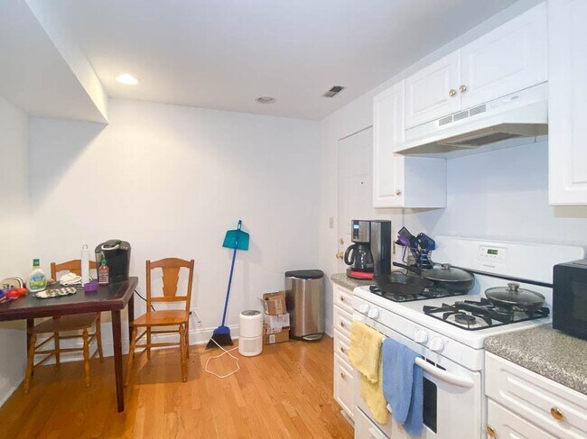 Building Photo - 922 W Addison St