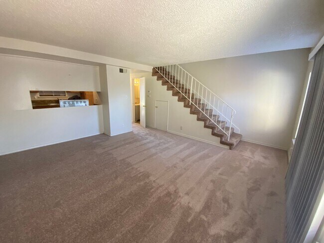 Foto del edificio - Spacious Townhome