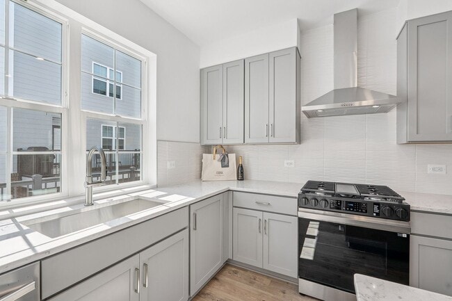 Foto del edificio - Brand New 4 Bedroom, 3.5 Bath Townhome in ...