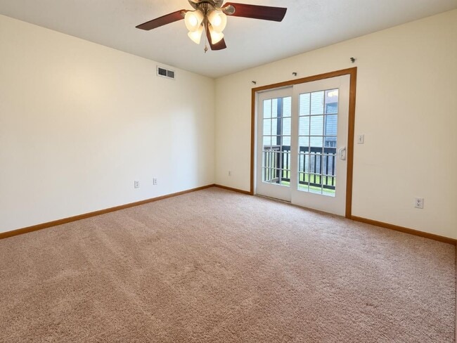 Building Photo - 323 Creekside Dr