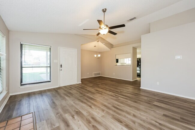 Building Photo - 4601 Fernwood Dr