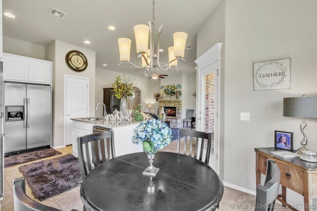 Foto del edificio - Beautiful 4 Bed 2 Bath Home with 2 car gar...
