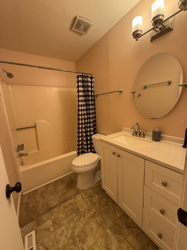 Foto del edificio - Single-Level 2 Bed, 2 Bath Duplex Near Percy Priest Lake with Lawn Care Included