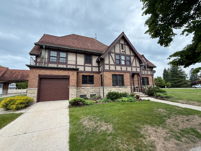 Building Photo - 523 St Clair Ave
