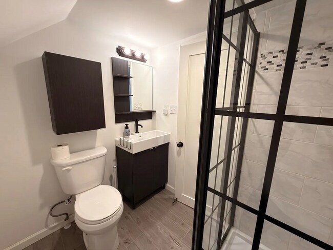 Foto del edificio - This spacious four-bedroom, two-bathroom