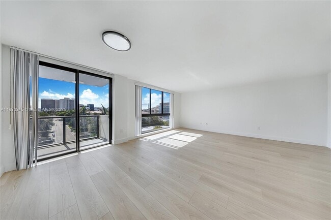 Building Photo - 9800 W Bay Harbor Dr