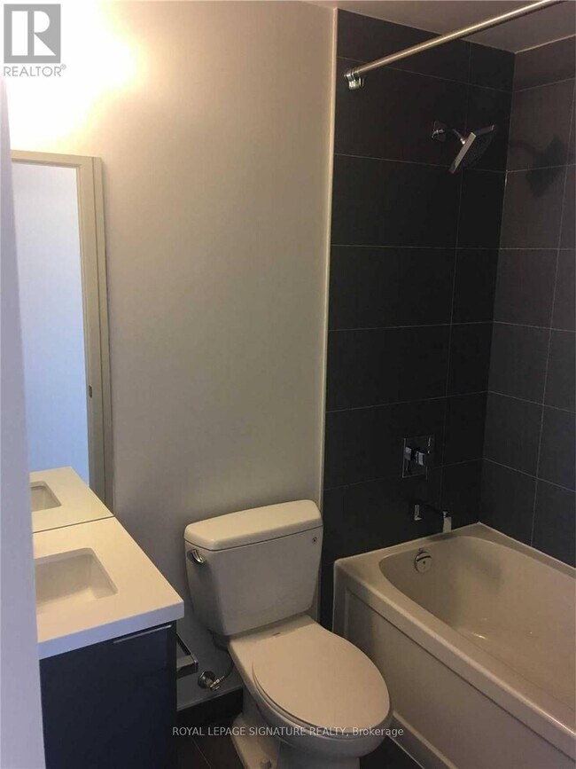 Photo du bâtiment - 8 Eglinton Ave E