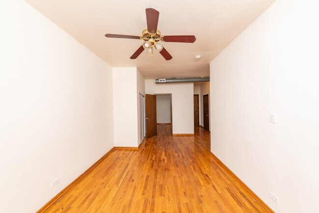 Foto del edificio - 3135 W Augusta Blvd