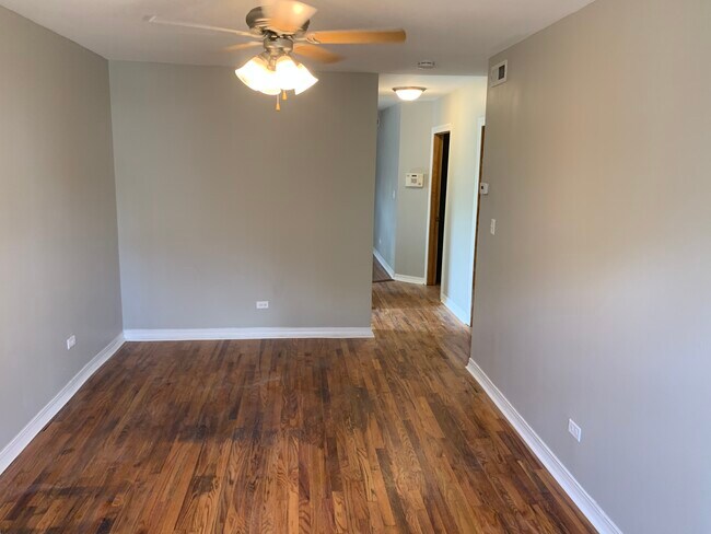 Foto del edificio - 4905 W Augusta Blvd