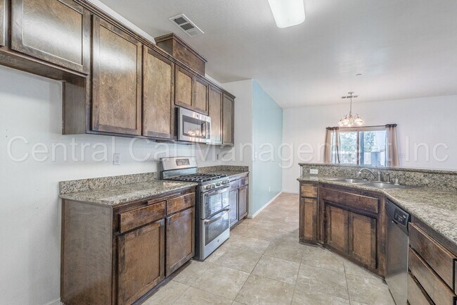 Foto del edificio - 4 Bedroom, 2 Bath Home - $2450 per month!