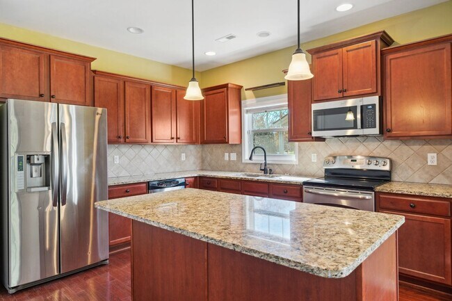 Foto del edificio - Welcome to this charming 4-bedroom, 2.5-ba...