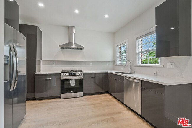 Foto del edificio - 144 N Swall Dr