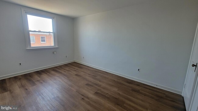 Building Photo - 2129 Longshore Ave