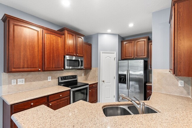 Building Photo - RIVERVIEW TOWNHOME FOR RENT!!