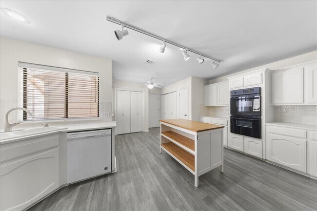 Foto del edificio - 10900 Crown Colony Dr