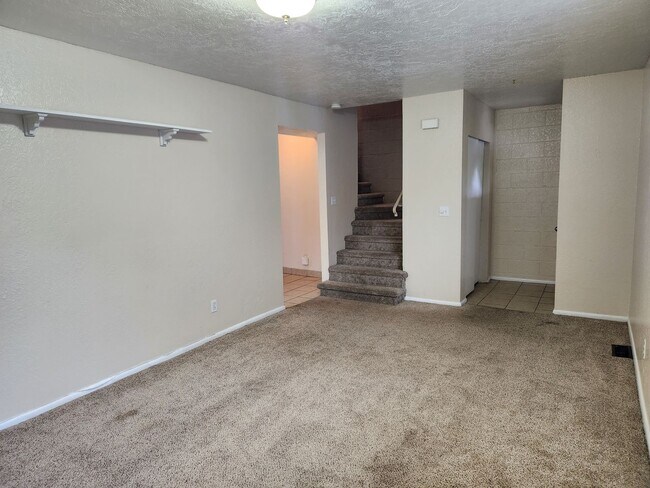 Building Photo - 2 Story Duplex 2 BD 1.5 BA