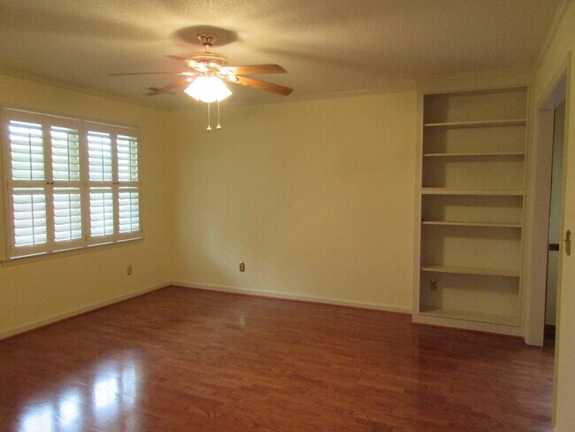 Foto del edificio - Tudor Place Subdivision