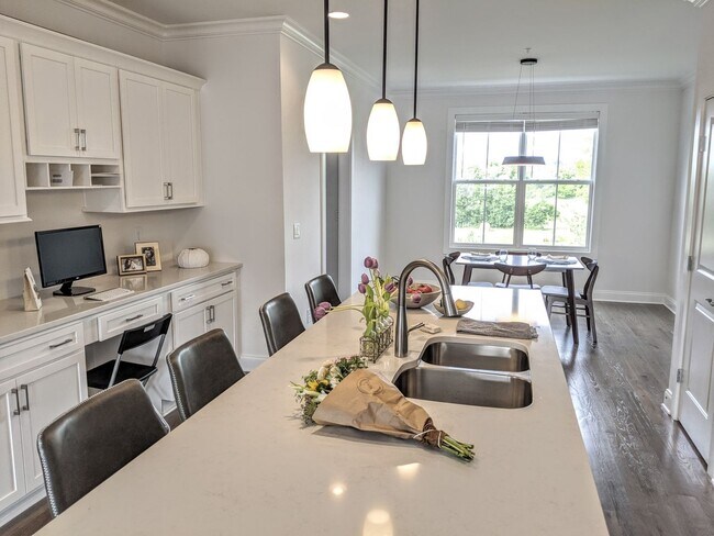 Foto del edificio - Beautiful 3 Bedroom Townhome w/2 car garage!