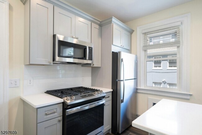 Building Photo - 81 Montague Pl