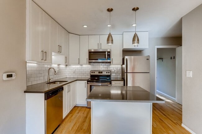Building Photo - Charming Downtown Boulder Unit Steps from Pearl Street-Available August 1!