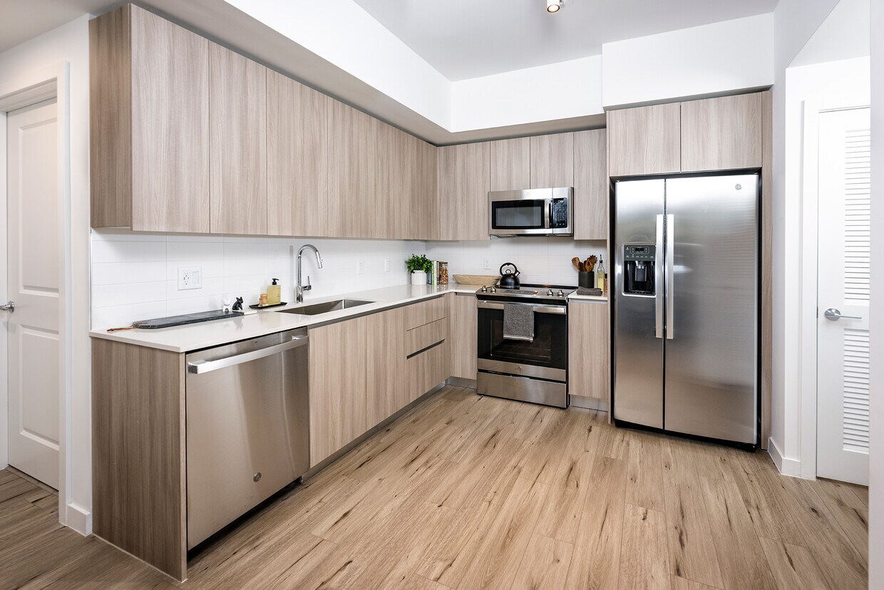 Foto principal - 625 W 71st Pl