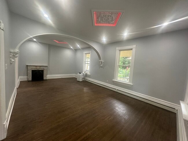 Building Photo - 566 Maitland St