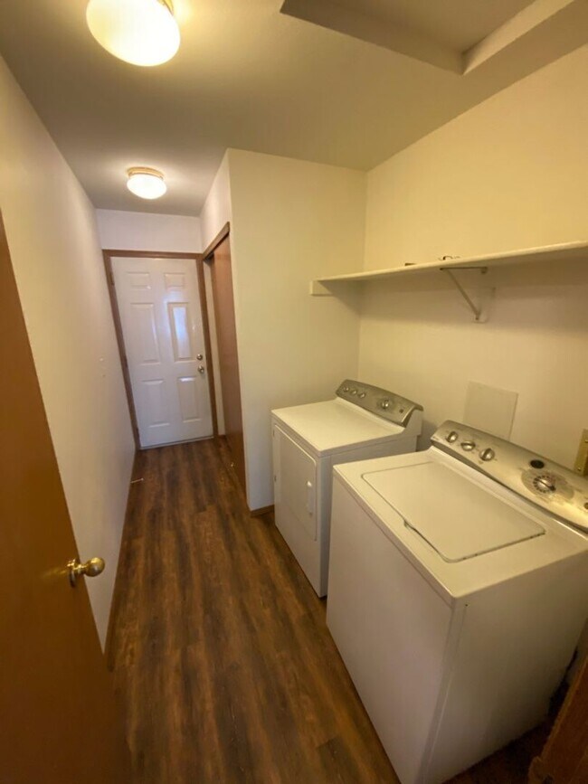 Building Photo - SINGLE FAMILY HOME ON MARIGOLD (APP#120)