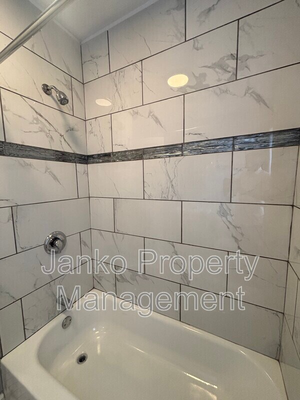 Foto del edificio - 2914 W 64th St