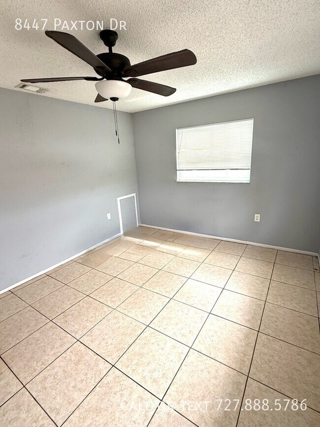 Foto del edificio - 8447 Paxton Dr