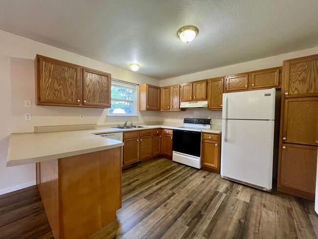 Building Photo - 55+ Property | 2 Bed | 2 Bath | House