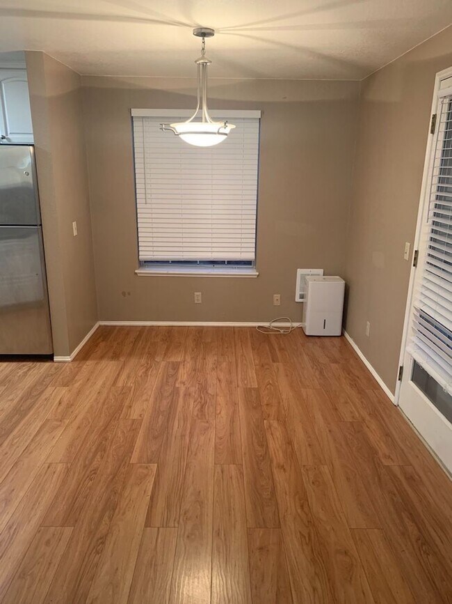 Building Photo - Warm and Cozy 3 Bedroom Condo For Rent