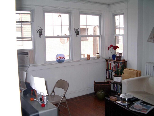 Building Photo - 300 Catharine St