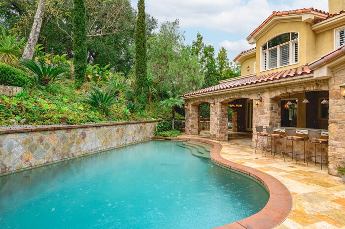 Foto principal - Elegant 5BR Furnished Estate with Pool & G...
