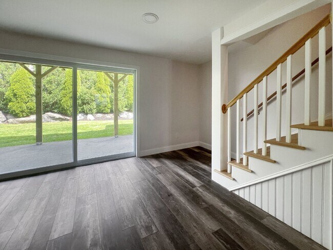 Building Photo - Gorgeous and newly renovated townhouse-sty...