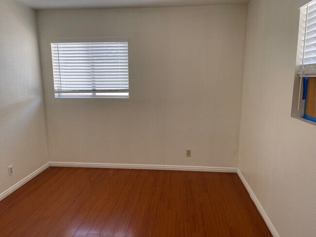 Building Photo - 132 W Glendon Way