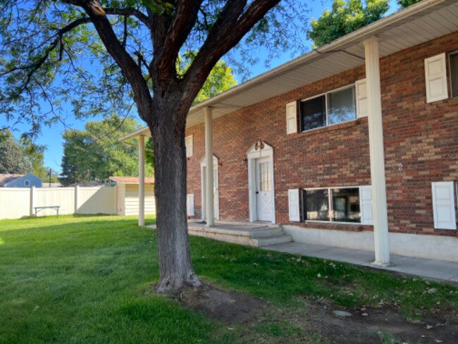 Building Photo - 111 Center St